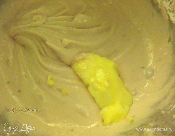 Для крема смешать сахарную пудру со свежим сыром (у меня крем Бонжюр без добавок). Количество сахарной пудры можете отрегулировать под свой вкус. Затем добавьте растопленное сливочное масло.

* Указанного количества крема хватает, чтобы покрыть весь торт тонким слоем. Если хотите более толстое покрытие, то увеличьте количество ингредиентов в 2 раза. В этот раз я как раз и сделала крема в 2 раза больше (ждала гостей). Но с тонким слоем крема мне нравится больше.