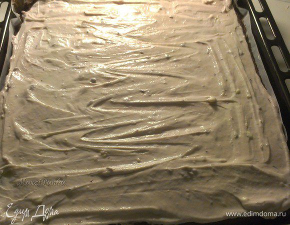 Остывший торт смазать кремом.