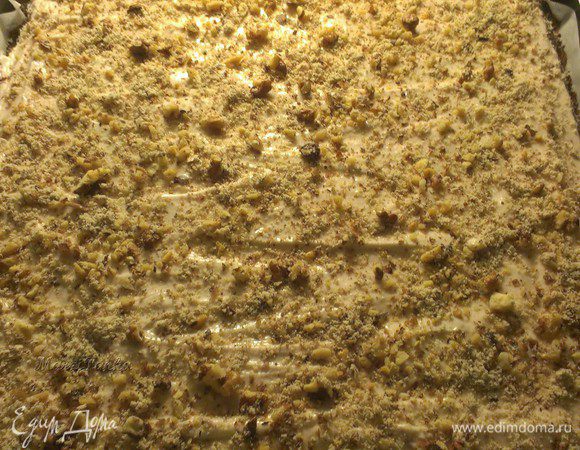 И украсить грецкими орехами в виде крошки или на ваш вкус.

Морковки для украшения я слепила из марципана.

Приятного аппетита!