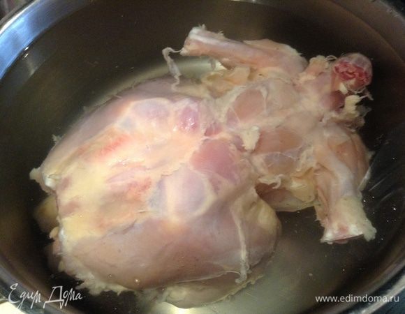 Отварить курицу (у меня домашняя), добавить лавровый лист.