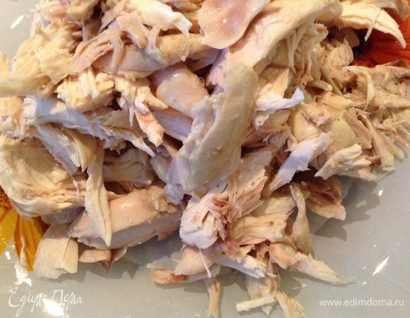 Когда курица будет готова, то вынимаем ее из бульонам отделяем мясо от костей.