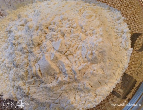 Приступаем к изготовлению галнаша. В миску высыпаем муку.