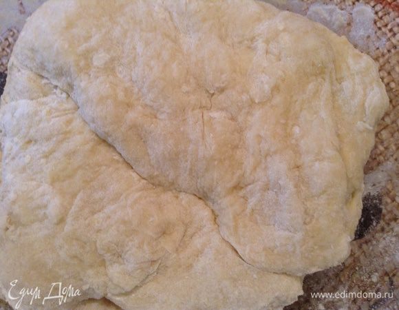 Добавляем яйцо, соль, воду. Замешиваем тесто.