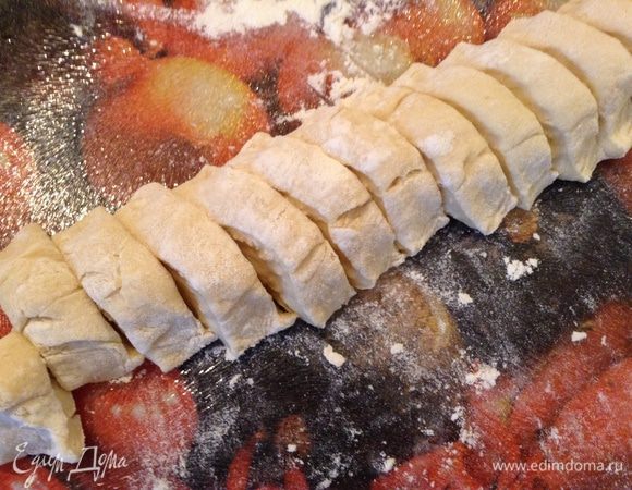 Из теста формируем колбаску, нарезаем ее на полоски.