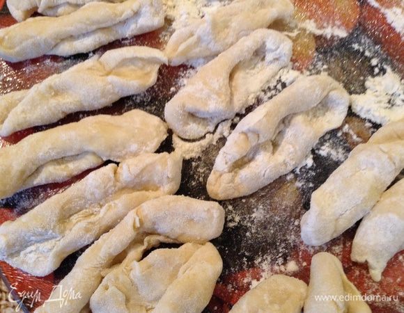 Из каждого кусочка формируем ракушку (надавливаем тремя пальцами и прокатываем по столу).