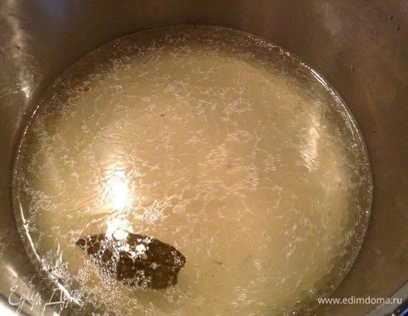 Бульон делим на две части и чуть- чуть отливаем для соуса.