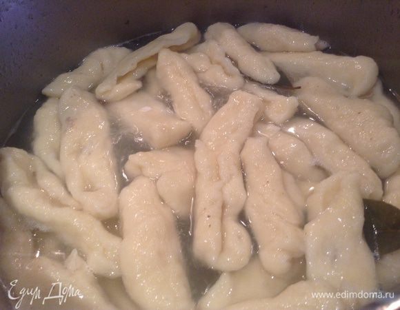 В кастрюлю, с большим количеством бульона, кидаем галнаш и варим минут 20.