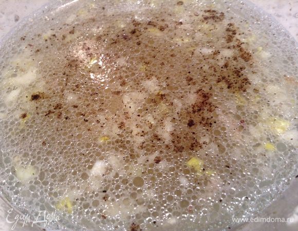 Соус: Чеснок (у меня 3 очень крупных зубчика) выдавать через пресс, добавить соль и перец. Все залить бульоном.