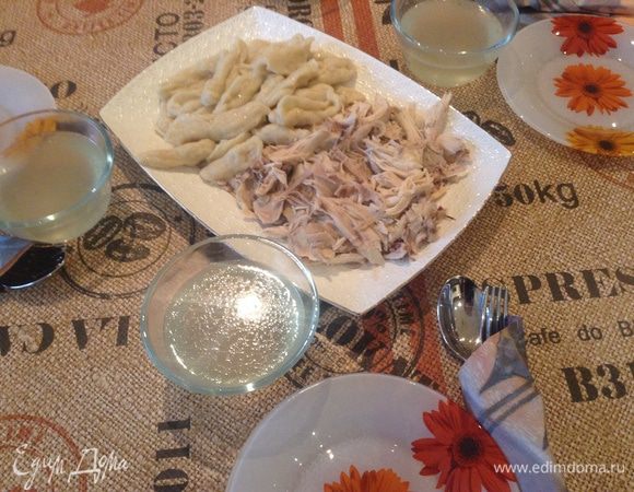 Когда галушки (галнаш) будут готовы, то надо выложить на блюдо курицу и галушки. Отдельно подать соус и пиалы с бульоном.