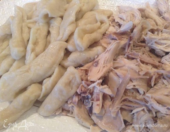 Мясо и галушки макают в острый соус (или бульон, а можно и просто запивать бульоном).