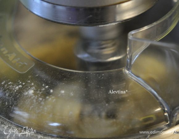 В большой емкости, если делаем вручную или используем кухонный миксер. Выкладываем остальные 6 первых ингредиентов для теста+ 4½ стак. муки + готовый стартер. Все замешиваем вместе примерно 6 мин.
