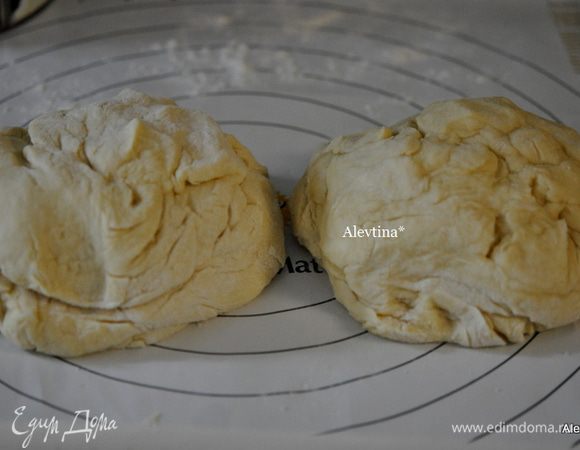 Тесто разделим на 2 части равные. Смажем противень или застелим бумагой для выпечки.