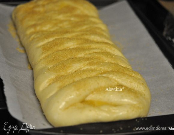 Дать постоять вновь 45 мин.для увеличения объема. Смажем яйцом каждую плетенку. Посыпаем крупным сахаром. Поставим в разогретую духовку на 25-30 мин.
