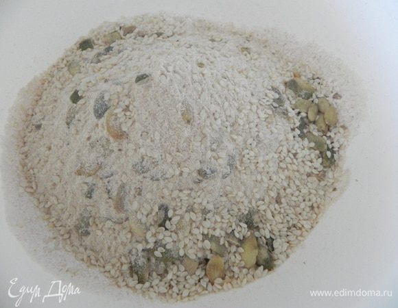 Духовку разогреть до 200С. Дрожжи и мед растворите в 1 ст.л. теплой воды. В миске смешайте все сухие ингредиенты.