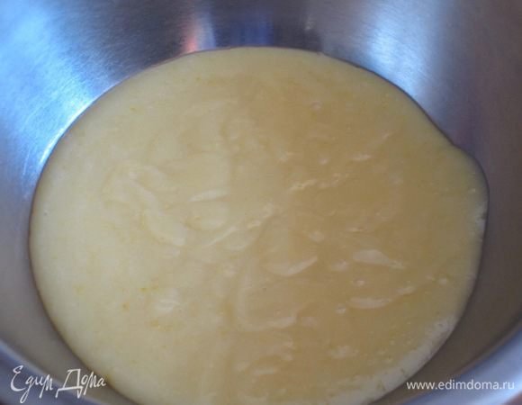 Добавить шоколад и варить крем до полного растворения шоколада около 5 минут.Снять с огня,переложить в миску,накрыть пищевой плёнкой ,остудить.