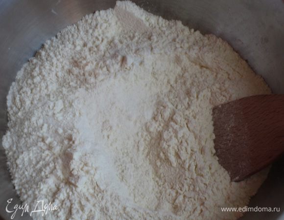 Тесто: Смешать муку с разрыхлителем,ванилином,сахаром и щепоткой соли.