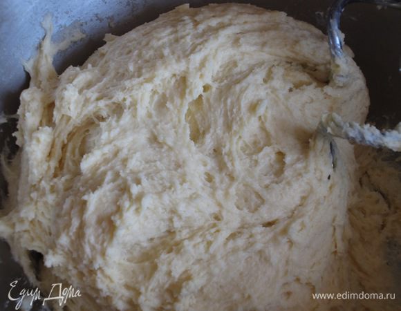 Добавить творог,молоко,растительное масло,яйцо и хорошо перемешать миксером с насадкой для теста до получения однородного теста.