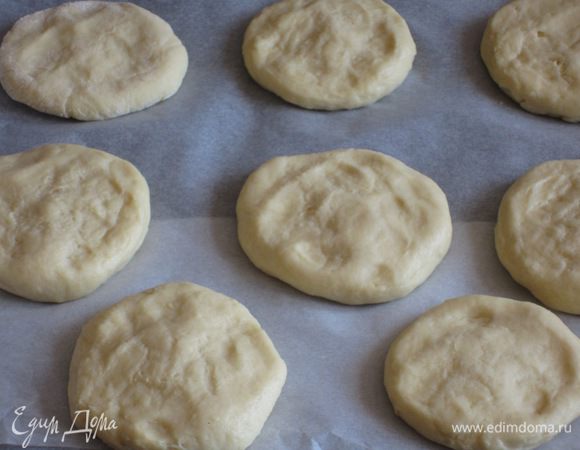 Сформировать небольшие лепёшки и выложить на противень с пергаментом.