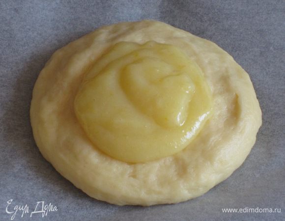 В центре каждой лепёшки сделать небольшие углубления и заполнить их заварным кремом.