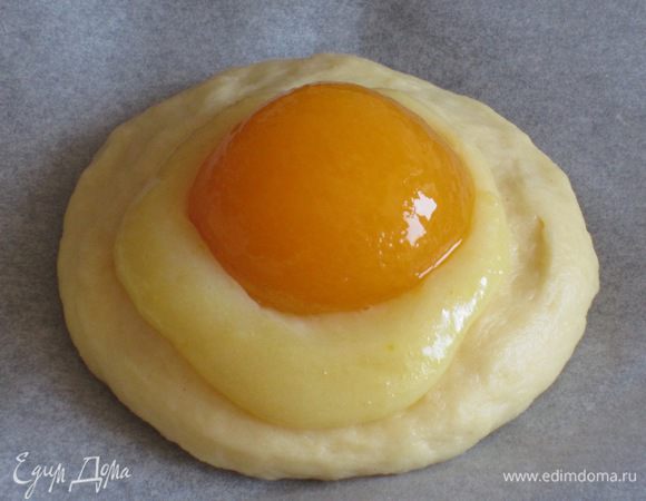 На крем выложить  половинки абрикосов.