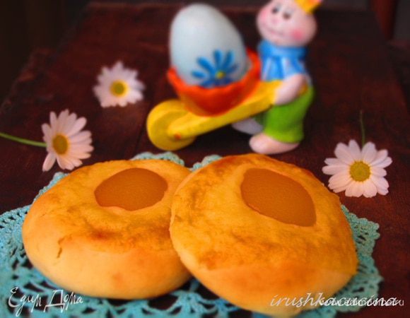 Выпекать в разогретой до 180 °С духовке 20 минут.Булочки остудить и посыпать сахарной пудрой.Приятного аппетита и вкусного праздника:)