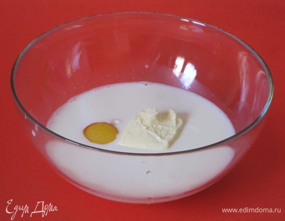 Для теста в теплое молоко добавить яйцо, размягченное сливочное масло, соль.