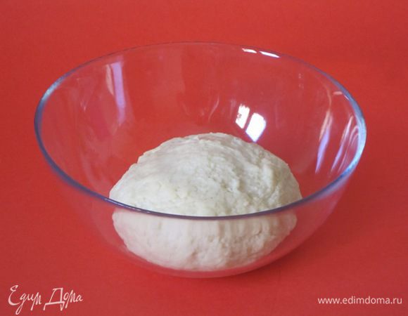 Всыпать просеянную муку, дрожжи и замесить тесто.