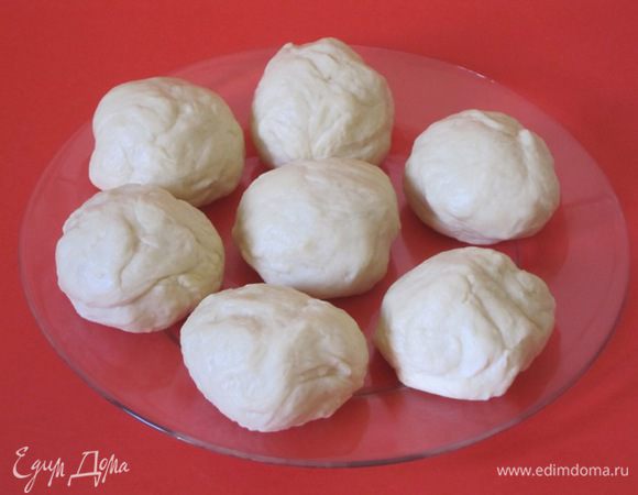 Разделить тесто на 7 равных частей.