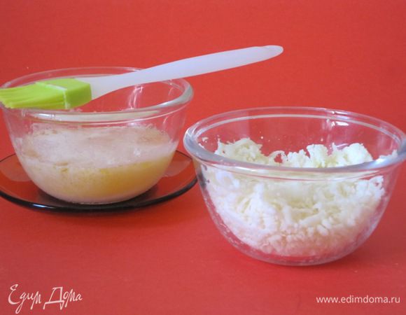 Для начинки сыр типа "Сулугуни", можно взять и адыгейский, натереть на средней терке. Сливочное масло растопить.