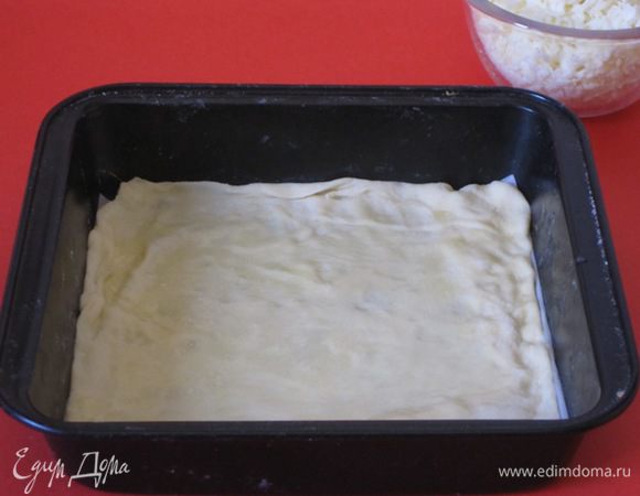 Пласт теста смазать растопленным сливочным маслом.