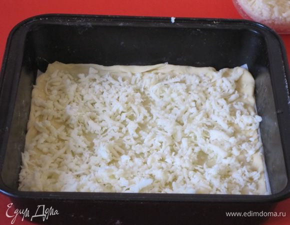 Посыпать тертым сыром.