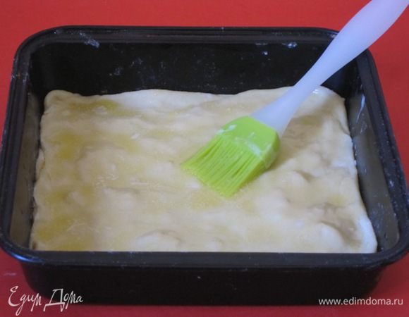 Раскатать следующую часть теста, положить на тертый сыр, смазать растопленными сливочным маслом. Сыром не посыпать!