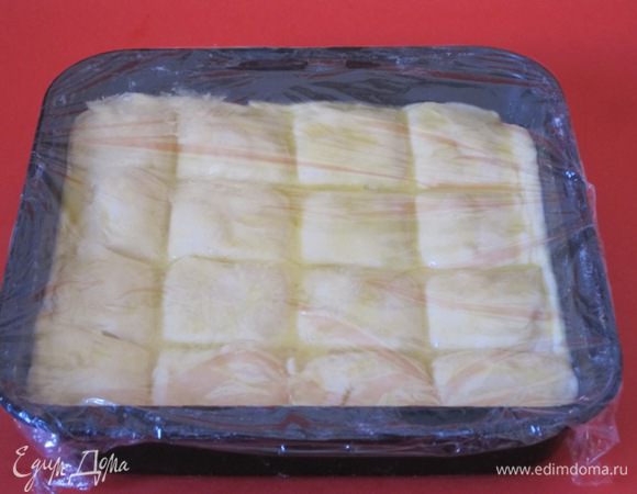 Накрыть пищевой пленкой, поставить в теплое место на 25 минут.