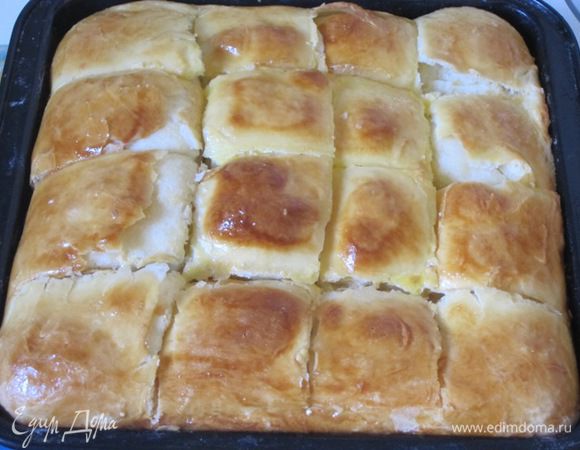 Вынуть из духовки, слегка охладить. Разрезать на кусочки.