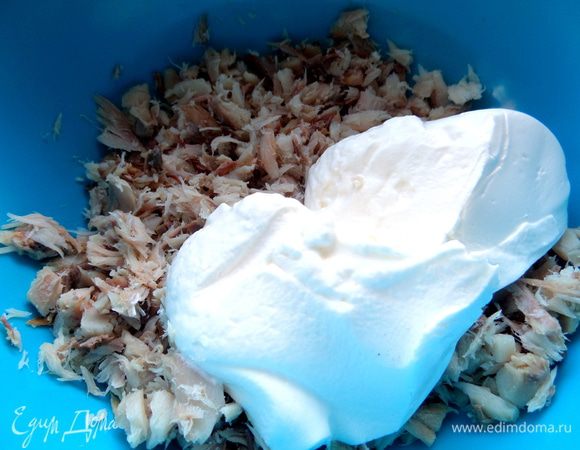 Добавляем густую сметану.