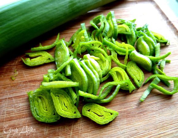 Зелень порея тонко нарезать.