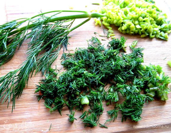 Укроп измельчить. Конечно,не штука,а веточка,но у меня только штуки показывало.