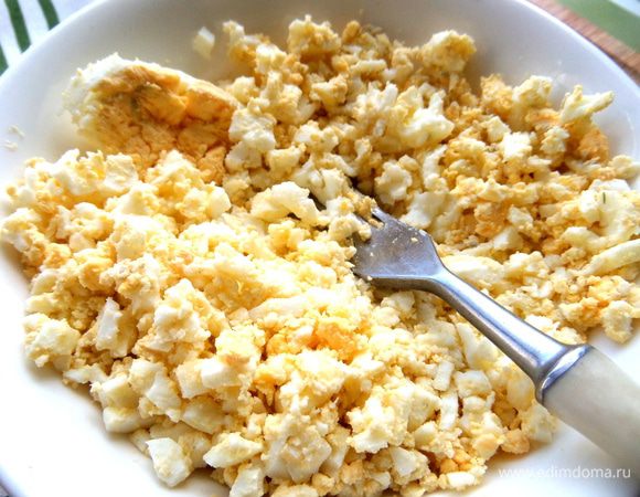 Раздавила в мисочке вилкой...