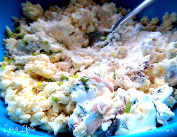 Перемешать,добавить щепотку паприки,соль,перец по вкусу. Мне соли хватило в рыбке.