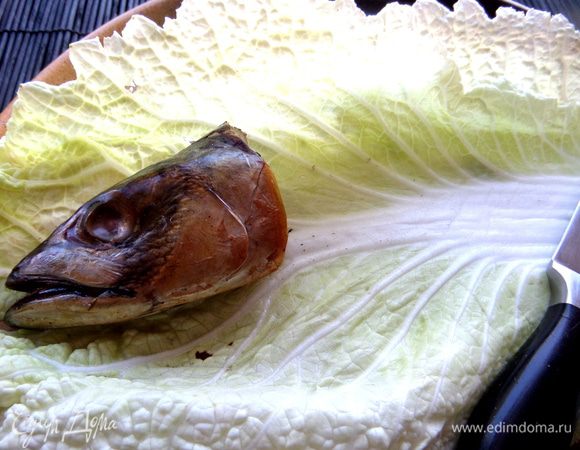 Теперь моё оформление: на листья китайской капусты положить голову рыбки...