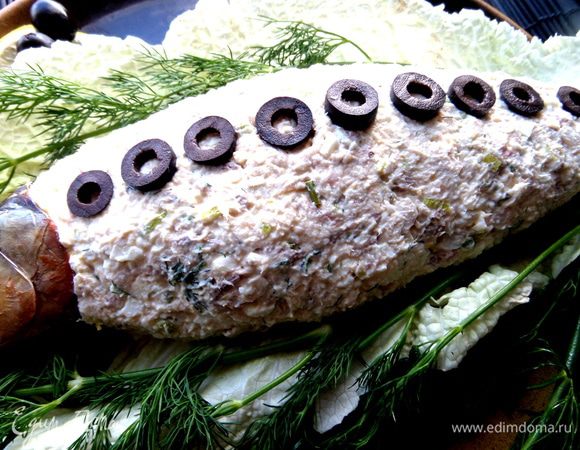 Сверху кружки из оливок.