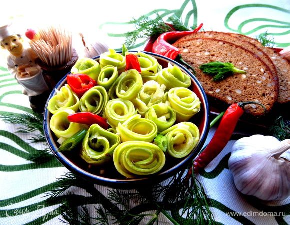 Рецепт здесь: http://www.edimdoma.ru/retsepty/65903-marinovannye-rolly-iz-molodyh-kabachkov