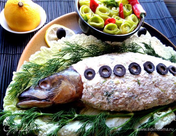 Желательно охладить и даже приготовить заранее,за ночь до праздника. Юлия советует такой паштет выложить в баночки и залить растопленным маслом!