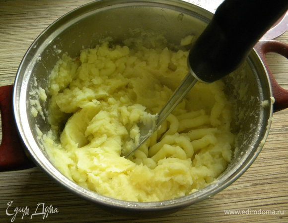 Чистим картофель, потом режем и ставим варится, готовую картошку солим, кладем масло сл. и сливки теплые, делаем пюре, не жидкое!