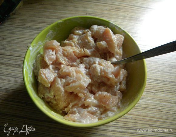 Кур. филе моем, режем небольшими кусочками, солим, перчим по вкусу, чеснок, сметану.