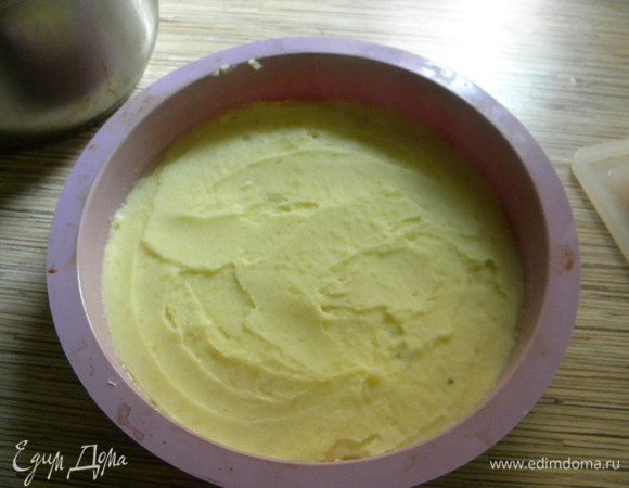 Наше пюре выкладываем в форму (смазаную сл.маслом) ровно половину нашей картошки.