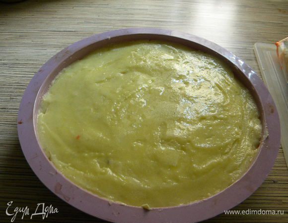 Потом сверху остальную картошечку выкладываем, смазываем маслом сливочным.