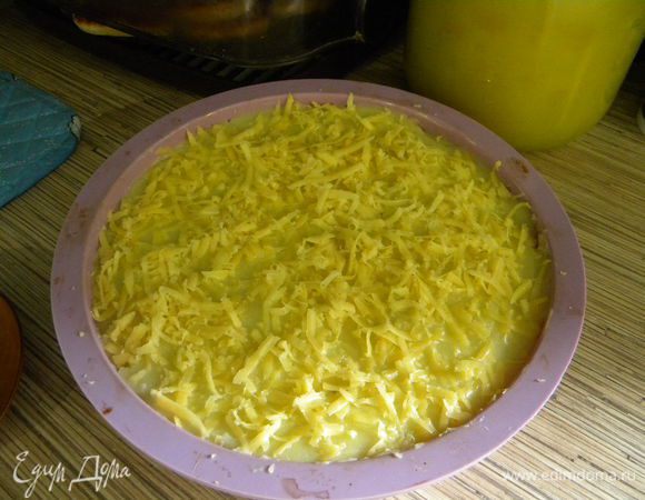 Сверху посыпаем тв. сыром и в духовку разогретую на 200 С на 15 мин, потом убавим на 170 гр. и на 40 минут ещё оставляем.