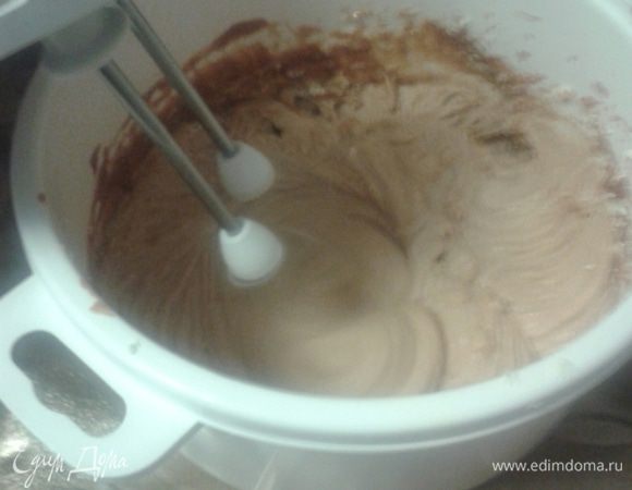 Затем взбить,  добавляя к творогу вареное сгущенное молоко  небольшими порциями (немного сгущенного молока оставить для украшения).