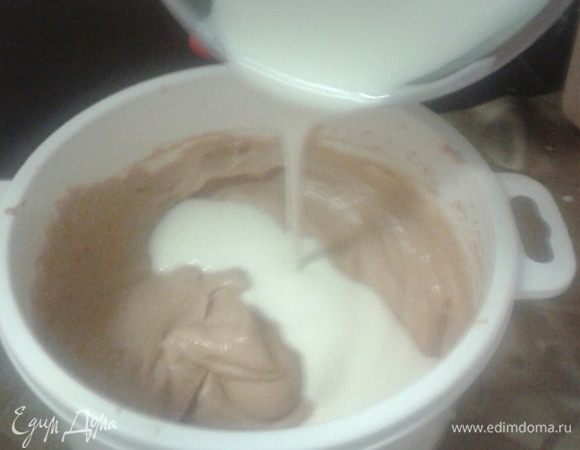К остальным сливкам добавить ложку сахара, поставить на огонь и довести до кипения (не кипятить!).  Соединить сливки с сахаром со сливками с желатином тщательно размешать до полного растворения желатина. В творожную  массу влить сливки. 